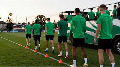 Norges landslag hylles i åpen buss gjennom Oslo sentrum